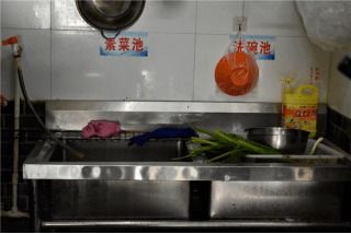 食安蚌埠，每周查餐饮丨现在堂食用餐安全吗？走，蚌埠市市场监管局带你深入餐厅后厨查查看
